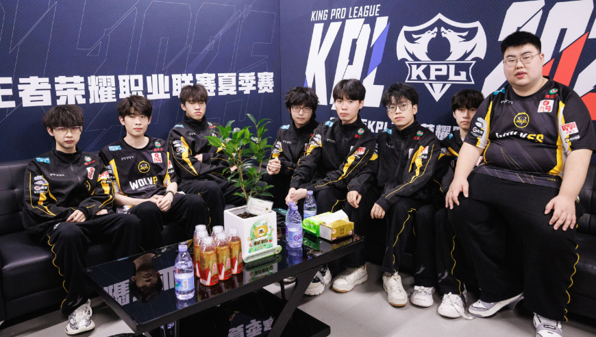 LCD吃瓜大会总结：狼队首发四人有新东家，AG不动，JDG再以无畏重组！