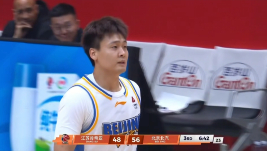 赵睿与周琦挡拆配合威力尽显 北京在第三节连飚三分扩大分差