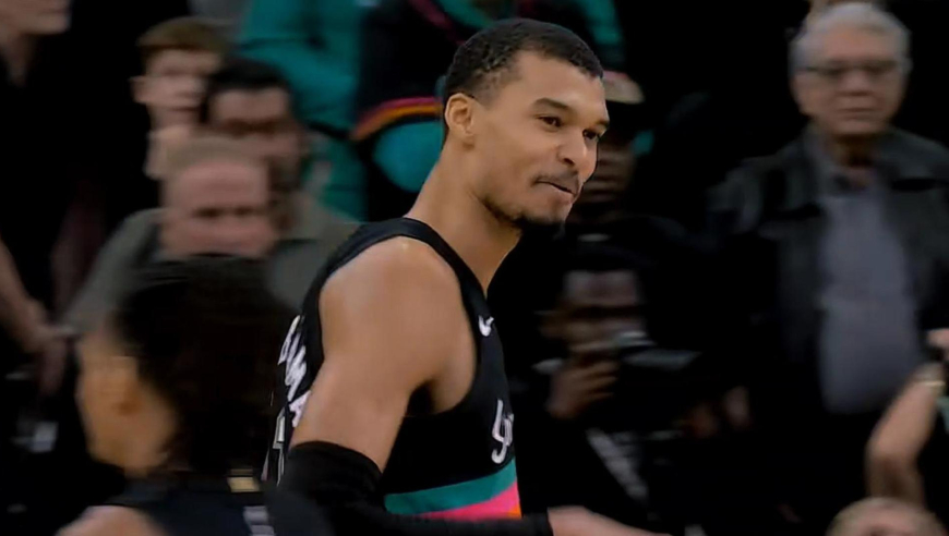 马刺快船最后时刻：文班反击扣篮准绝杀 快船疯狂犯错卢指导气疯了