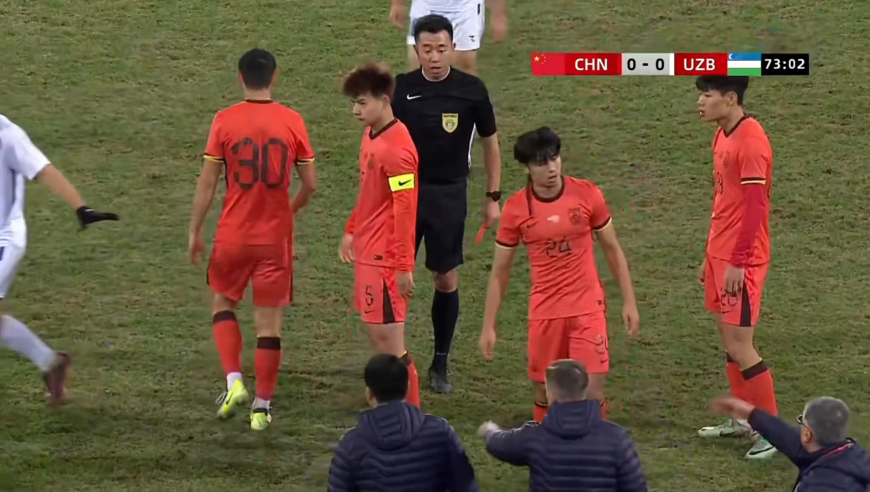 不理智！汪士钦拉倒对手+上前再怒推一把，仅登场10分钟就被直红罚下！