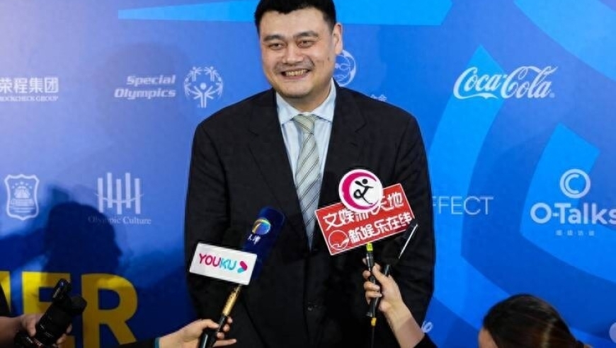 姚明带女儿参加晚宴，15岁姚沁蕾身高近2米，被围观称赞一脸害羞