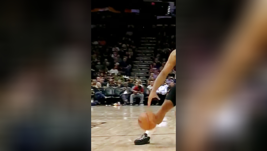 包揽球队进攻火力！狄龙手感爆发里突外投半场独揽24分