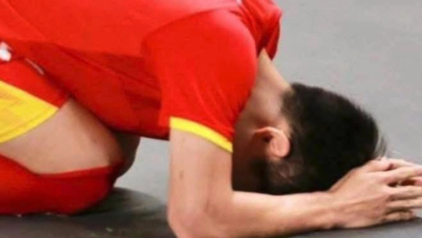 痛失106万巨奖！0-3后越南球队门神眼眶泛红 头号球星埋头跪地道歉