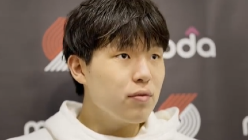 杨瀚森迎NBA常规赛首秀，两罚全中拿到个人NBA生涯首分；此前出场时播音字幕都是中文