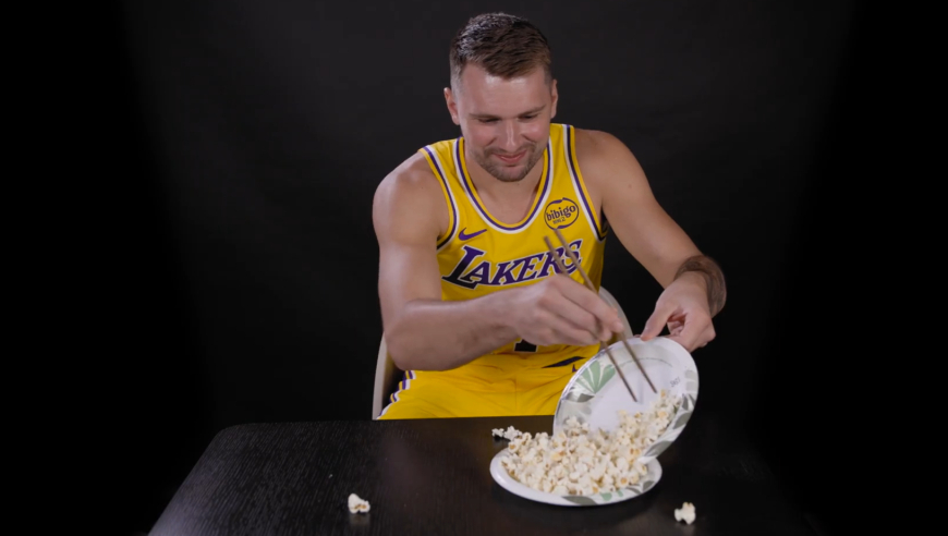 湖人筷子夹爆米花大赛：东契奇作弊逗笑詹姆斯 看看谁最终获胜