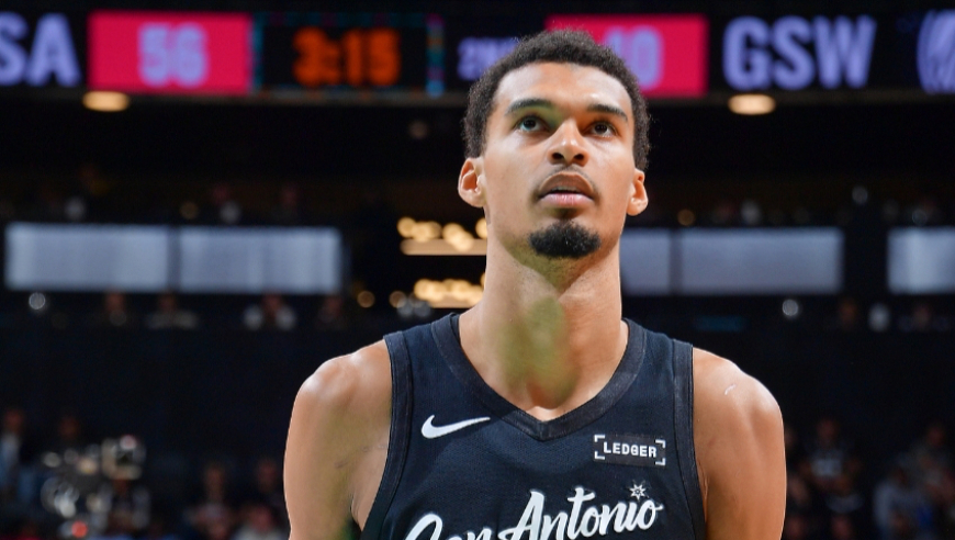 勇士马刺最后时刻：库里巴特勒关键三分 文班最后2秒达成三双