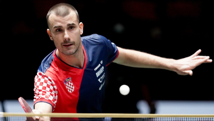 林诗栋对手不服主裁判罚 鹰眼回放发球果真斜抛