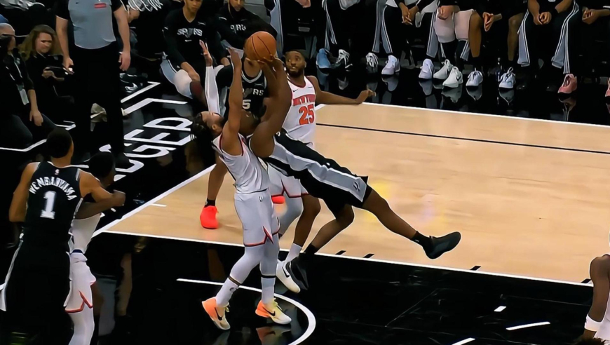 夸张！马刺开局不利文班亚马连杀篮下 巴恩斯倒勾背投得分太神奇