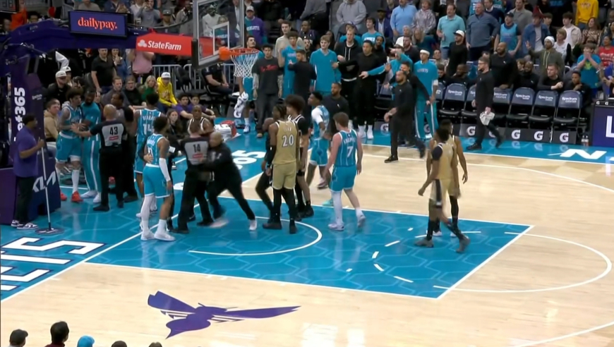 险酿冲突！三球被乔治故意推飞暴怒想打架被队友拦住 后者被判恶意