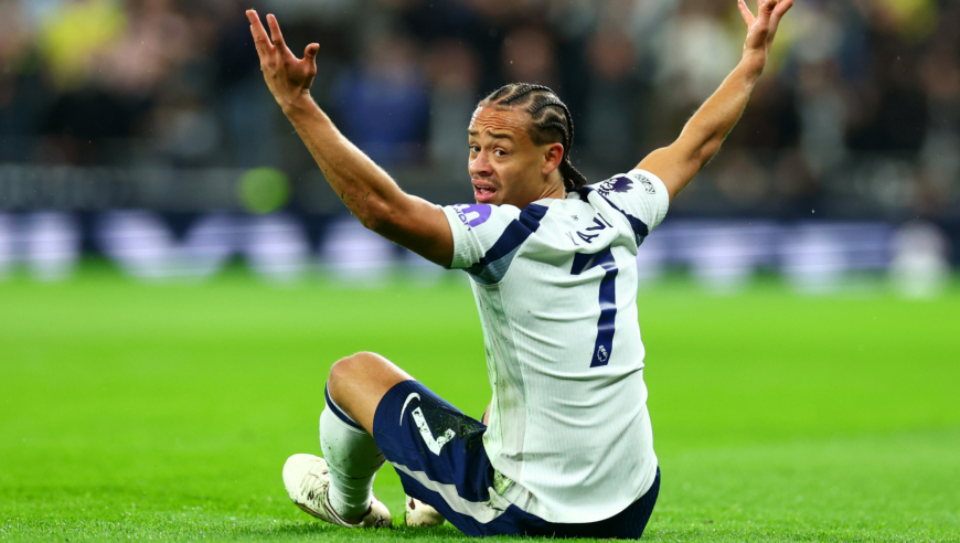 失误不断还导致丢球，哈维-西蒙斯这名球员真的一无是处吗？