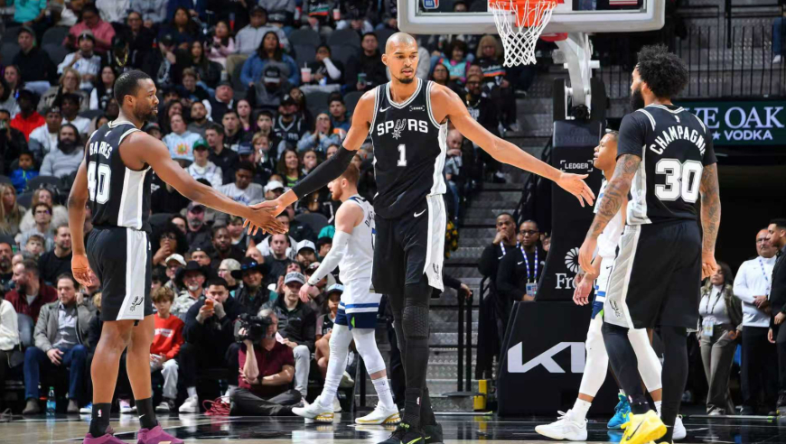 马刺狼队最后时刻：华子55分极限远投续命 文班对飙关键封盖+篮板