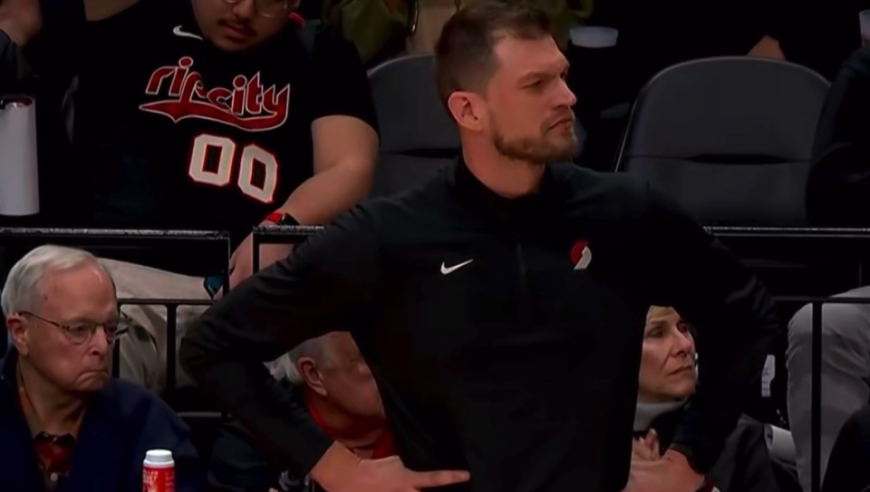 117-101力擒对手！杨瀚森打成&ldquo;吉祥物&rdquo;，阿夫迪亚的笑容藏不住了！