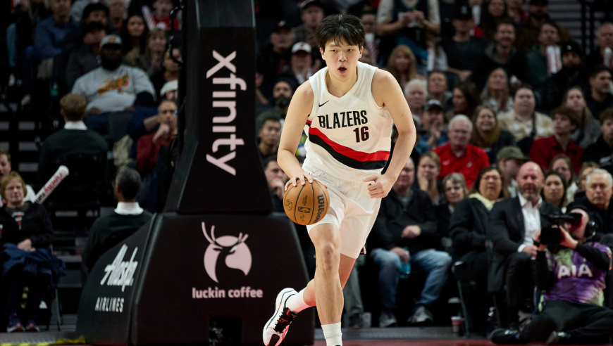 短短2分钟打出灾难表现！杨瀚森登场全收录：保护不了篮板传球失误