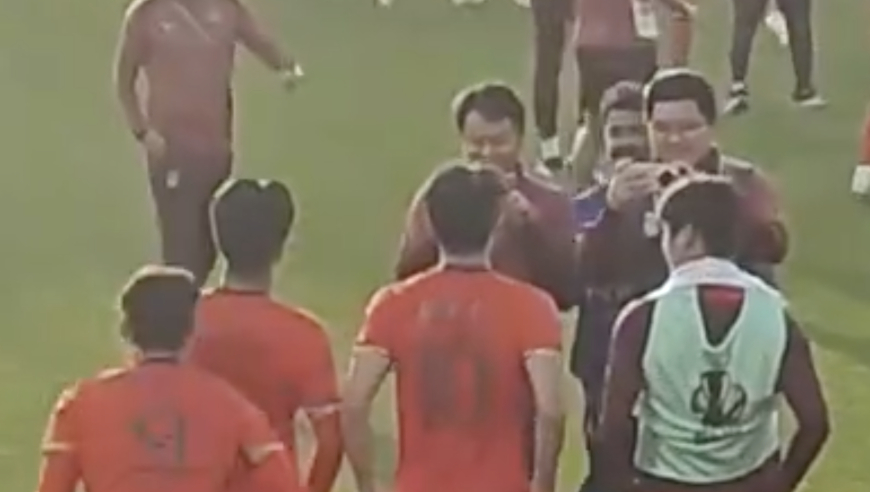 U23国足和谐一幕：拜合拉木偷脱王钰栋裤子+露出内裤 后者赶紧提起