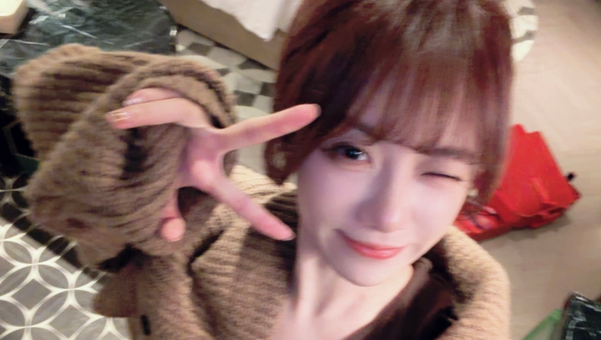 【LPL老婆】小钰棕色毛衣对镜自拍，真是太可爱了