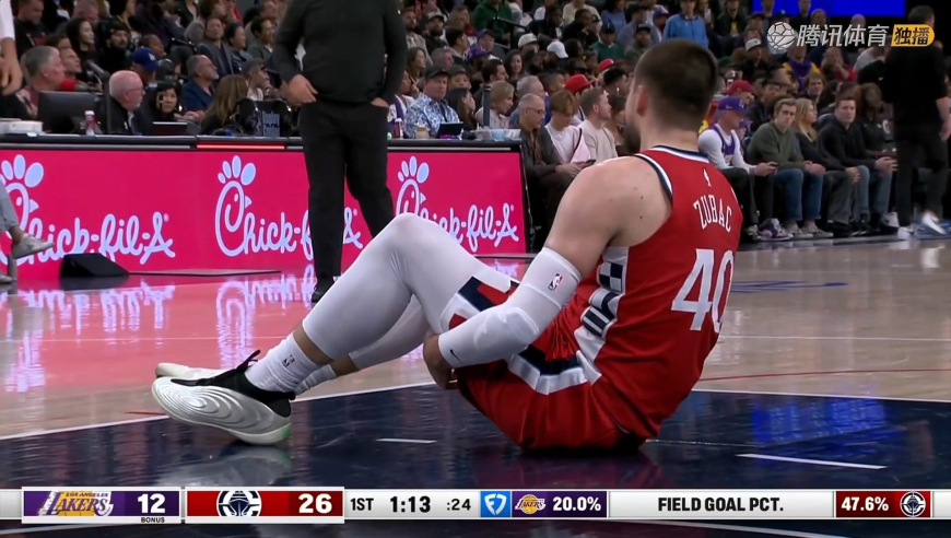 故意还是无意！祖巴茨抛投詹姆斯身后疑似垫脚致其受伤离场