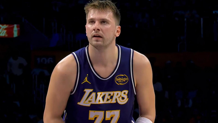 强到离谱！东契奇连送抢断+得分还造成马刺三分犯规站上罚球线