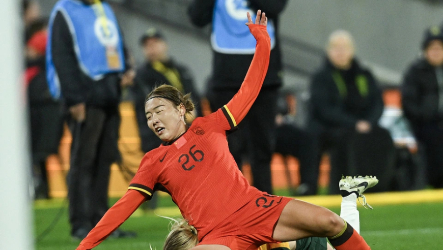 女足国脚遭三停处罚，不仅违约，还因感情问题在酒店喧闹，屡次破坏球队纪律