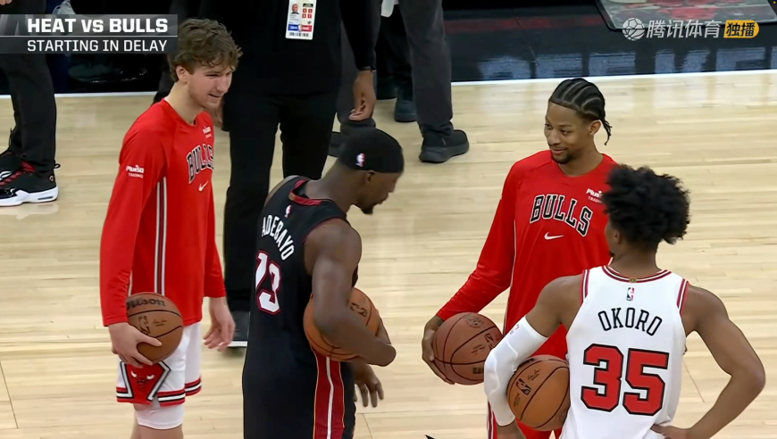 活久见！芝加哥连日大雨球场出现冷凝水 比赛被迫推迟球员场上聊天