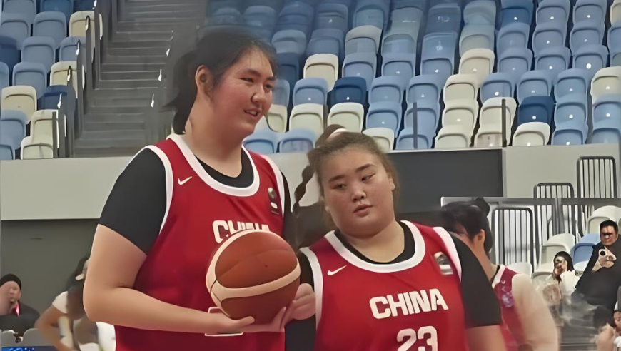 女姚明+女奥尼尔！张子宇刘禹彤合集 大宝贝撞飞对手太好笑