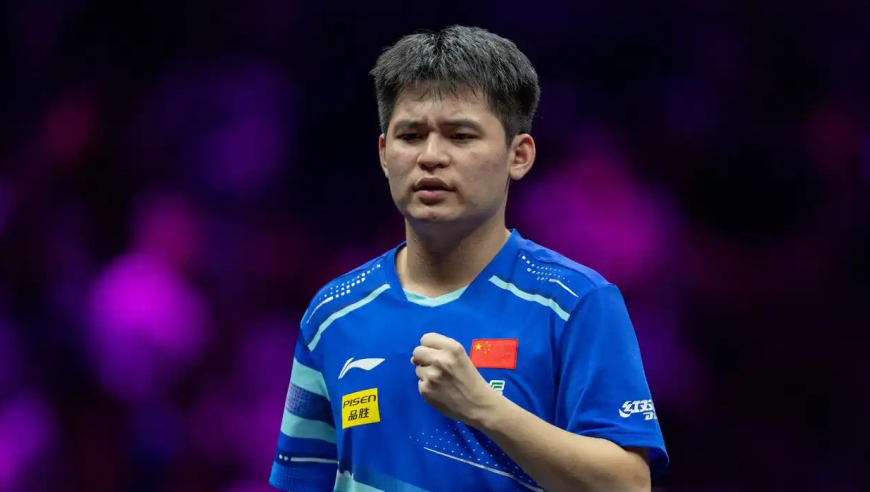 强强对话！林诗栋首局12-14鏖战惜败黄友政 石头失误摇头叹气