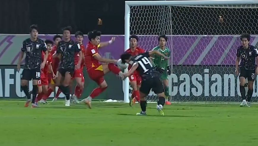 越南U23头牌禁区内踩翻对手被判点，裁判经VAR提示后取消点球，这球你怎么看