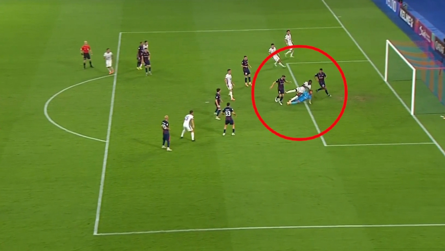 亚冠裁判这次判罚引争议：阿苏埃五五开与门将拼抢对撞，路易斯破门被吹冲撞无效