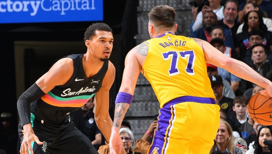 文班亚马vs湖人16分2抢断4盖帽集锦：攻防一体+连续后仰定胜局