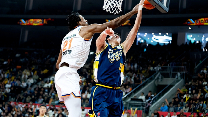 主场40分惨败，杜锋赛后点评引争议，锋线无力成硬伤