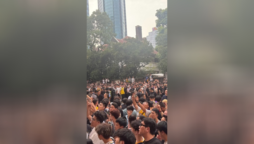 疯狂！数百中国球迷追着詹姆斯的车狂奔，造成交通受阻，看呆交警