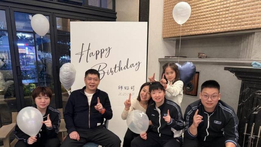 三个女儿！邱贻可和闺女孙颖莎蒯曼庆生，小豌豆搂住莎莎舍不得放手