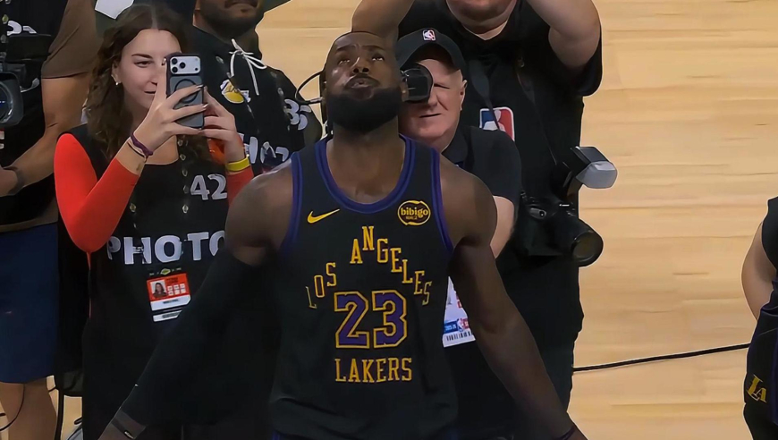 第23个赛季！詹姆斯本赛季首秀抛洒镁粉+与对手击掌正式亮相