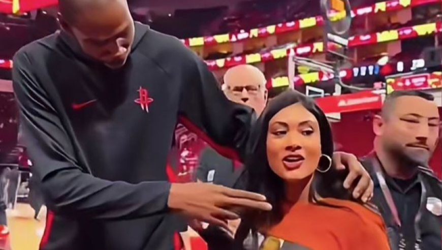 杜兰特与大一时期女同学重逢 KD妈妈也与其合影 网友调侃：结婚吧