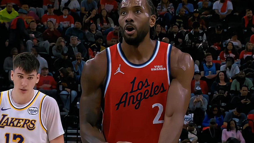 该有的样子！莱昂纳德重摔+三分+罚球接管快船连拿10分击溃湖人