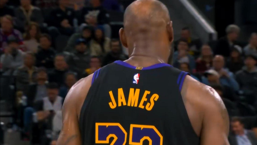 湖三疯变四疯！斯玛特2+1东契奇三分 湖人末节打出12-0追回落后分差