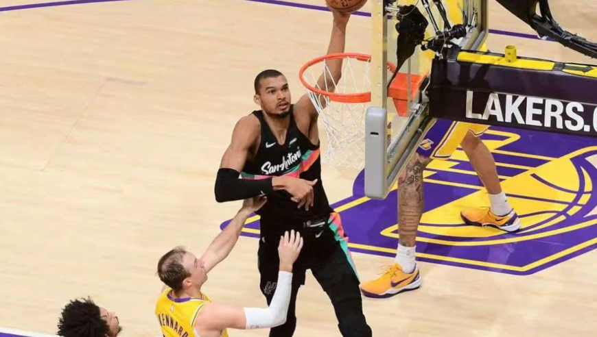 Top时刻 | 11日十佳球：弗拉格飞天劈扣 文班单臂炸筐