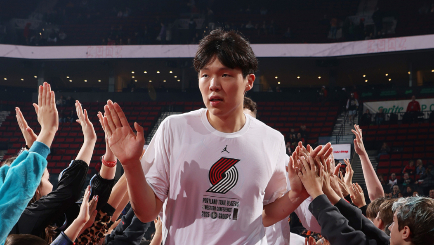 杨瀚森鼓掌庆祝！最后8秒逆转全过程：格兰特罚球制胜约基奇懊恼离场