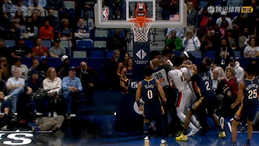 开拓者鹈鹕冲突全程：格兰特欺负米西致大规模冲突 两人均被驱逐