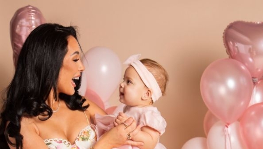 拉文美丽娇妻晒女儿一岁生日照！两人4年造三娃 速度惊人