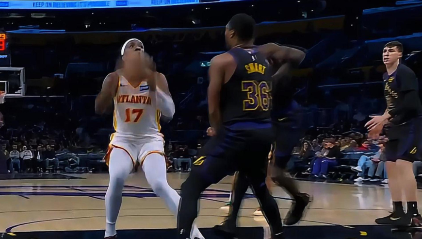 湖三疯继续！斯玛特两造进攻犯规 湖人第三节再轰9-0领先老鹰30分