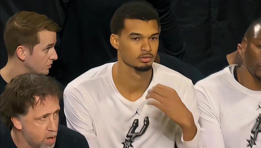 对轰！雷霆马刺首节两分钟轰下19分 马刺连中三分文班场边淡定鼓掌