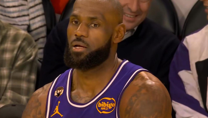 数据想拿就拿！詹姆斯第三节助攻+反击得分拿下第20分第10次助攻