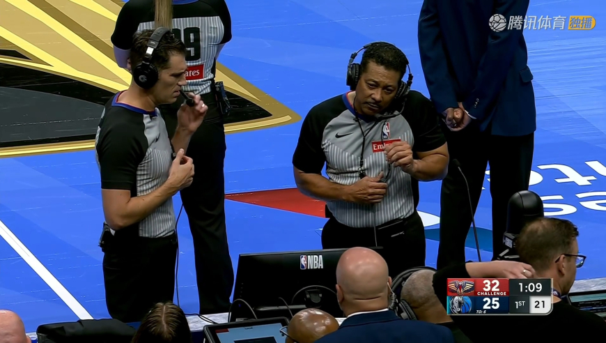 给裁判出难题！两人超级难判断触球出界 裁判回放良久改判挑战成功