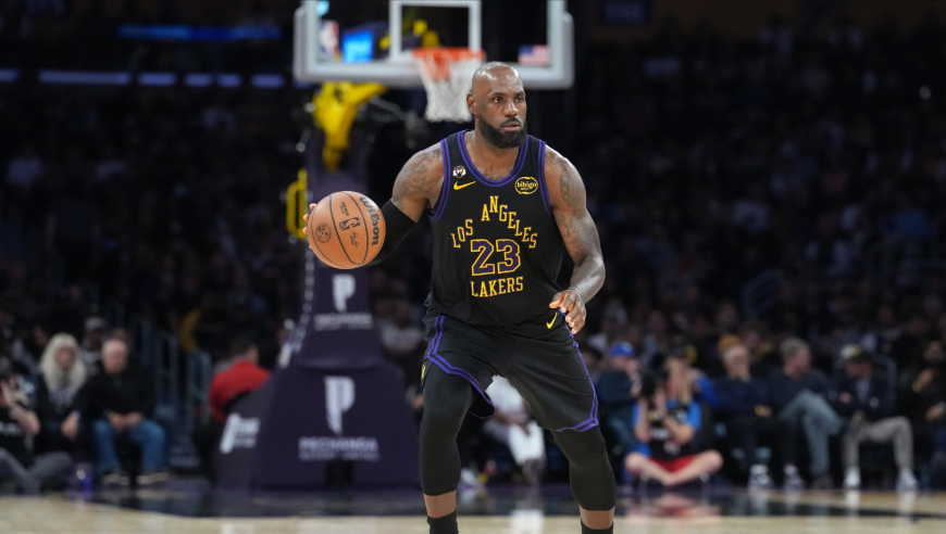 詹姆斯这球太炸裂了！杜兰特+火箭全队看呆，湖人替补席疯狂欢呼