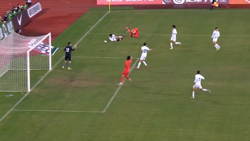 乌兹别克前场倒地国足U22反手快攻，禁区内倒地裁判找补未判点，这判罚你怎么看