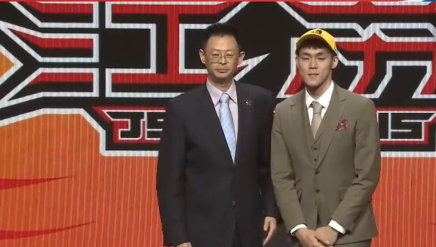 全明星投票力压胡明轩郭艾伦！CBA探花秀携手徐杰当选第一周南区前2名