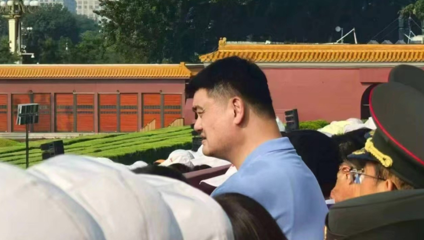 无上荣耀！姚明参加九三阅兵仪式太显眼 卸下重负他笑容多许多