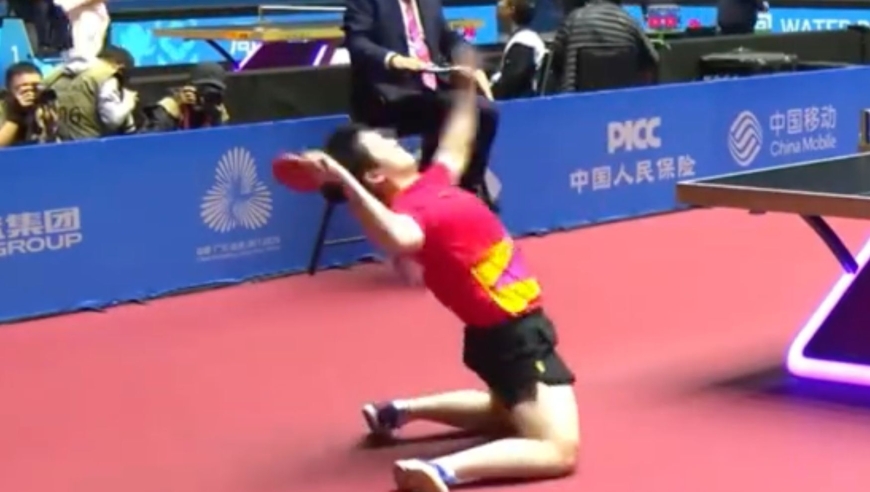 几个男人能做到？28岁樊振东不慎双膝跪地 仅靠核心力量原地弹起