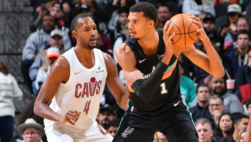 30日NBA官方十佳球：老鹰沃克半场超远三分 卡斯尔砸板助攻文班亚马