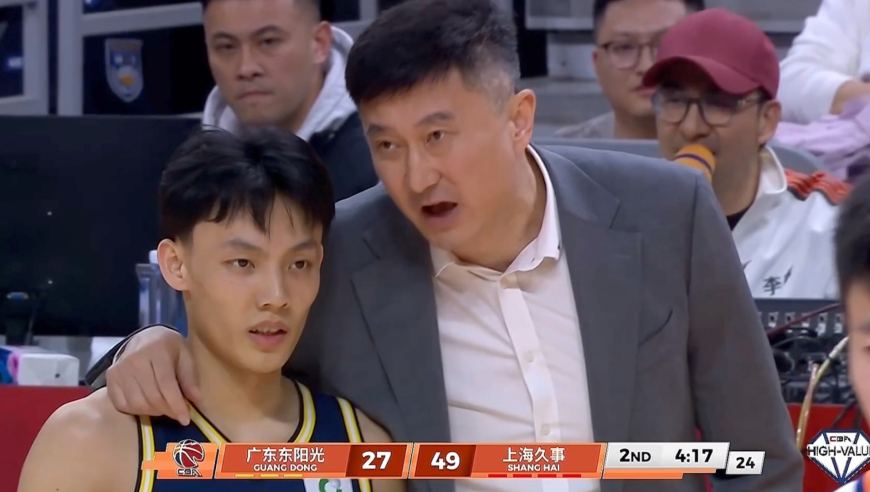 郭指导可现场看着呢！徐杰全场14中3回顾 三分惨遭白边血帽